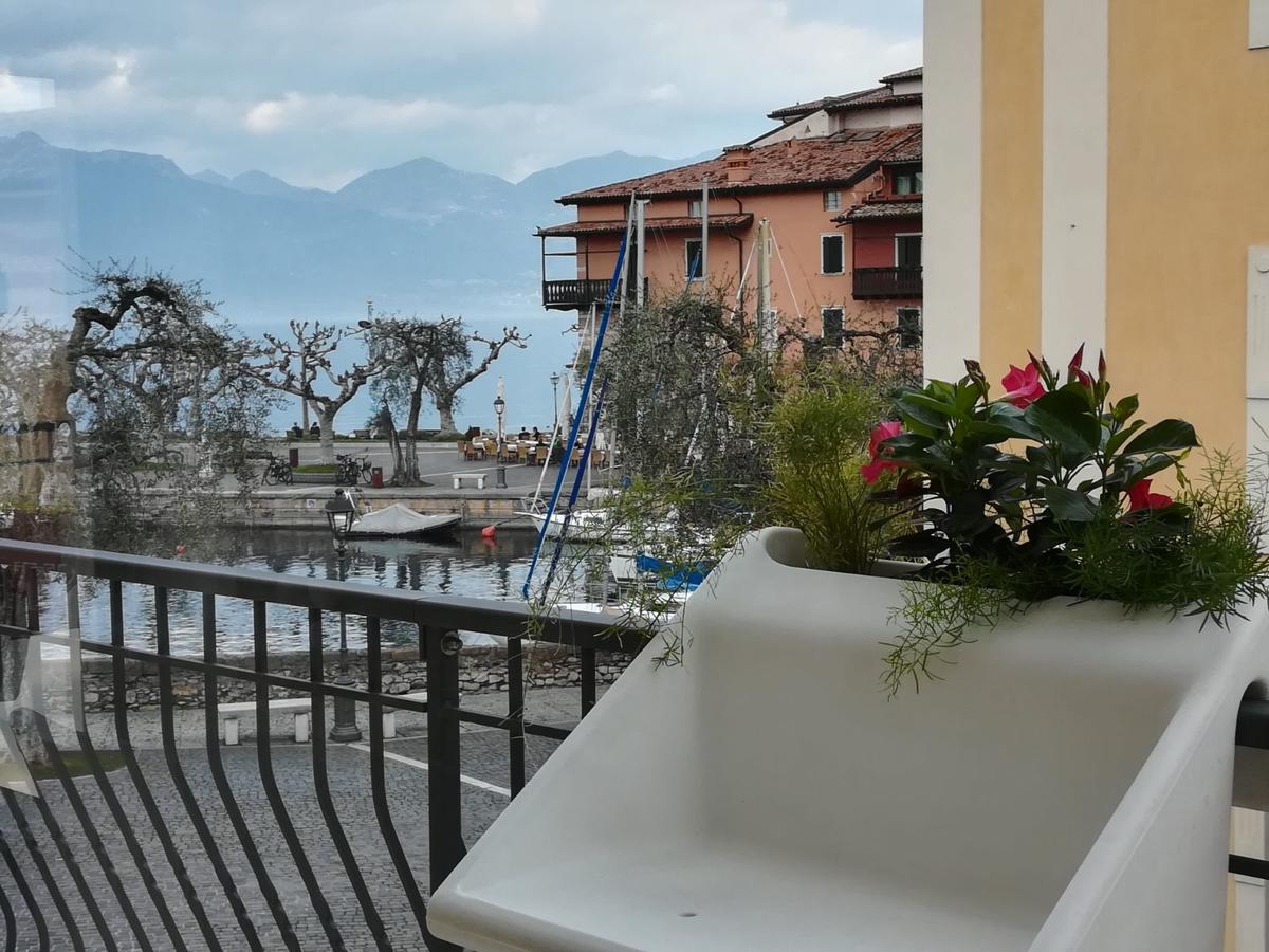 Suite La Castellana Torri Del Benaco Exterior photo