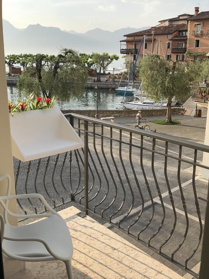 Suite La Castellana Torri Del Benaco Exterior photo